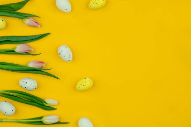 Paskalya yumurtası seti ve lale tomurcuklarıyla dolu tebrik kartı tasarımı için modern taze çiçek arkaplanı..