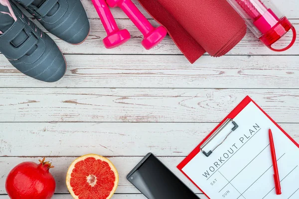 Eğitim ekipmanları ile sağlıklı yaşam tarzı çalışma konsepti. Spor yaparken uyum ve uzun ömürlü olma fikri. Boş kopyalama alanı. Çalışma Planı haftalık sekmesi olan klip tahtası