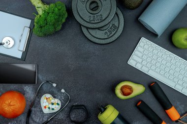 Sağlıklı yaşam tarzı güçlü kaldırma konsepti demir ağırlık plakaları, tansiyon akıllı saat ve kalp atış hızı monitörü çimentoda. Boş kopyalama alanı, kırpma tahtası düzleştir