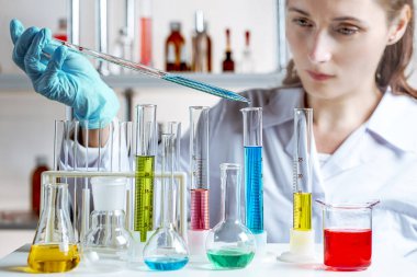 Laboratuvar asistanının mezuniyet matarasına girdiği görüntüler. Damlaya odaklan..