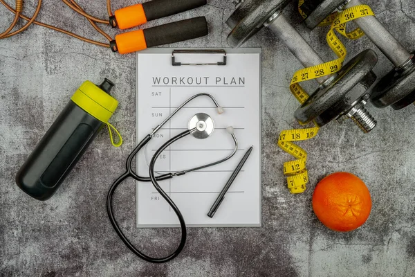 Sağlıklı yaşam tarzı güçlü kaldırma konsepti demir olimpiyat ağırlık plakalarını beton zemine fırlattı. Çalışma tablosu çalışma planı sekmesi olan klip tahtası.