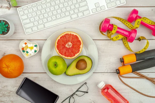 Gesunder Lebensstil Pillen Nahrungsergänzungsmittel Herzförmigen Teller Springseil Obst Smartphone Und — Stockfoto