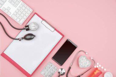 Tıbbi sağlık konsepti, klinik laboratuvar testleri, analiz, fizyolojik muayene, doktora aksesuarları. Saflık, beyaz, yeşil ve mavi renk, düz. Boşluğu kopyala, pano modellemesi