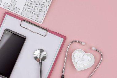 Tıbbi sağlık konsepti, klinik laboratuvar testleri, analiz, fizyolojik muayene, doktora aksesuarları. Saflık, beyaz, yeşil ve mavi renk, düz. Boşluğu kopyala, pano modellemesi