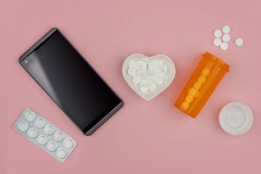 Tıbbi sağlık konsepti, klinik laboratuvar testleri, analiz, fizyolojik muayene, doktora aksesuarları. Saflık, beyaz, yeşil ve mavi renk, düz. Boşluğu kopyala, pano modellemesi