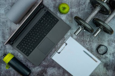 Sağlıklı yaşam tarzı güçlü kaldırma çalışması, uzaktan öğrenme kavramı tutuş, demir olimpiyat ağırlık plakaları, çimento zeminde klavye bilgisayarı. Boş kopyalama alanı, kırpma tahtası maketi