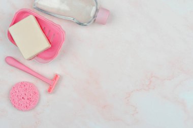 Cilt bakımı konsepti, temizlik, masaj, tedavi, nemlendirme, yüz ve vücut esnekliği, hijyen, gençlik ve cilt sağlığı için kozmetik aksesuarlar ve ürünler