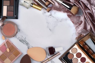 MUA makyaj aletleri, fırçalar boyama için, gözler ve kaşlar için, pudralama, fosforlu kalem, lekeleme, bulanıklaştırma için altın gül seti. Profesyonel kozmetik reklamı için uygun. Boşluğu kopyala