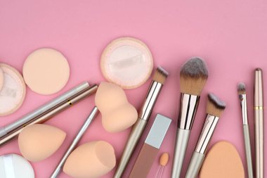 MUA makyaj aletleri, fırçalar boyama için, gözler ve kaşlar için, pudralama, fosforlu kalem, lekeleme, bulanıklaştırma için altın gül seti. Profesyonel kozmetik reklamı için uygun. Boşluğu kopyala