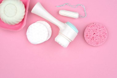 Cilt bakımı konsepti, temizlik, masaj, tedavi, nemlendirme, yüz ve vücut esnekliği, hijyen, gençlik ve cilt sağlığı için kozmetik aksesuarlar ve ürünler