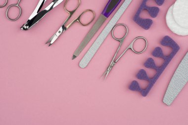 Manikür ve pedikür konsepti, kozmetik aksesuarlar ve temizlik, masaj, tedavi, nemlendirme, tırnakların ve ayakların hijyeni, eller, topuklar