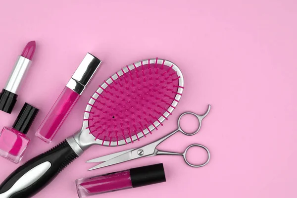 Kadın aksesuar konsepti, kırmızı açık ruj siyah ve gümüş tüp beyaz mermer yüzey. Reklam kozmetiği için uygun kompozisyon, metin için boş kopya alanı