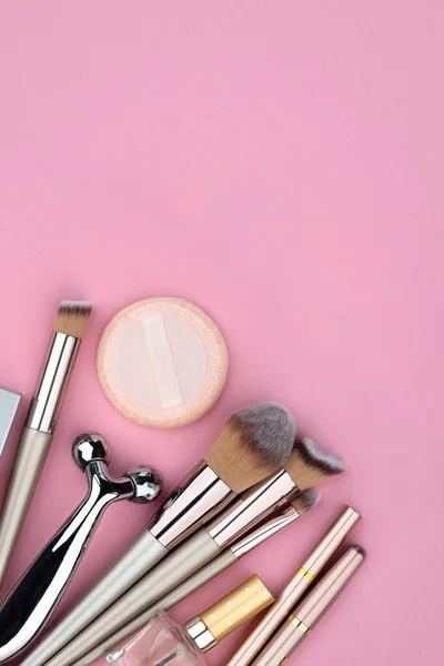 MUA makyaj aletleri, fırçalar boyama için, gözler ve kaşlar için, pudralama, fosforlu kalem, lekeleme, bulanıklaştırma için altın gül seti. Profesyonel kozmetik reklamı için uygun. Boşluğu kopyala