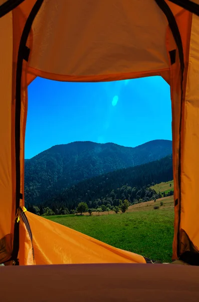 Vue Tente Camping Orange Aux Hautes Montagnes Forêt Ciel Lumineux — Photo