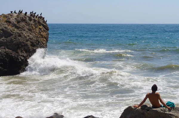 Молодий Засмаглий Хлопчик Захоплюється Морськими Штормовими Хвилями Під Час Відпустки — стокове фото