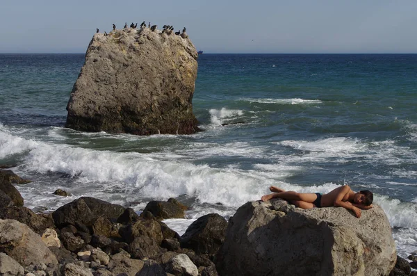 Genç Bronzlaşmış Çocuk Deniz Fırtınası Dalgaları Sırasında Bir Taşın Üzerinde — Stok fotoğraf