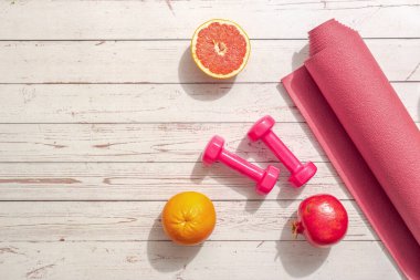 Eğitim ekipmanları ile sağlıklı yaşam tarzı çalışma konsepti. Spor yaparken uyum ve uzun ömürlü olma fikri. Boş kopyalama alanı.