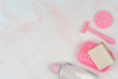 Cilt bakımı konsepti, temizlik, masaj, tedavi, nemlendirme, yüz ve vücut esnekliği, hijyen, gençlik ve cilt sağlığı için kozmetik aksesuarlar ve ürünler