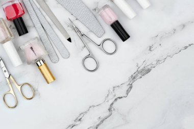 Manikür ve pedikür konsepti, kozmetik aksesuarlar ve temizlik, masaj, tedavi, nemlendirme, tırnakların ve ayakların hijyeni, eller, topuklar