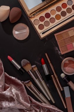 MUA makyaj aletleri, fırçalar boyama için, gözler ve kaşlar için, pudralama, fosforlu kalem, lekeleme, bulanıklaştırma için altın gül seti. Profesyonel kozmetik reklamı için uygun. Boşluğu kopyala