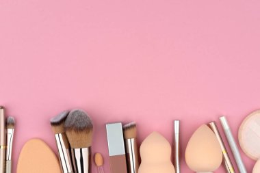 MUA makyaj aletleri, fırçalar boyama için, gözler ve kaşlar için, pudralama, fosforlu kalem, lekeleme, bulanıklaştırma için altın gül seti. Profesyonel kozmetik reklamı için uygun. Boşluğu kopyala