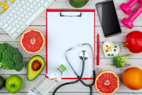 Eğitim ekipmanları ile sağlıklı yaşam tarzı çalışma konsepti. Spor yaparken uyum ve uzun ömürlü olma fikri. Zayıflayan kadın. Boş kopyalama alanı.