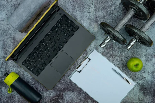 Sağlıklı yaşam tarzı güçlü kaldırma çalışması, uzaktan öğrenme kavramı tutuş, demir olimpiyat ağırlık plakaları, çimento zeminde klavye bilgisayarı. Boş kopyalama alanı, kırpma tahtası maketi