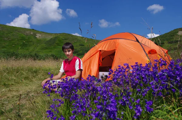 Nastolatek Relaksujący Się Przy Pomarańczowym Namiocie Obozie Działalność Turystyczna Świeżym — Zdjęcie stockowe