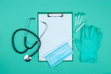 Tıbbi sağlık konsepti, laboratuvar testleri, analizler, fizyolojik muayene, doktora aksesuarları. Saflık, beyaz, yeşil ve mavi renk, düz. Boşluğu kopyala, pano modellemesi