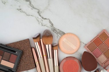 Kumaş örtüsü arkaplan soyut arkaplan. Altın, parlak pembe, siyah bir yüzey üzerinde mavi. Lüks metalik zarafet kıvrımlı desenli desenler. tasarım için boşluk kopyala