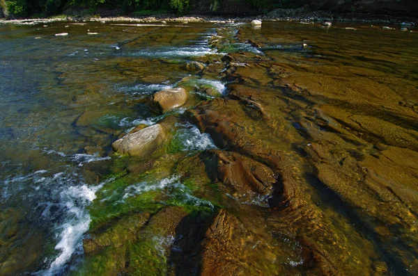 Río Montaña Con Agua Pura Limpia Paisaje Con Ribera Día — Foto de Stock