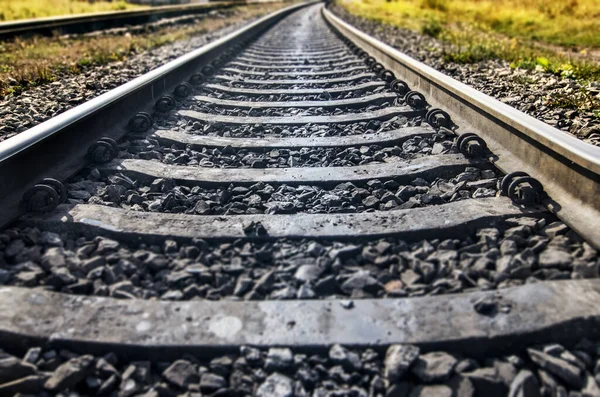 Demiryolu taşımacılığı ve ulaşım konsepti. Demiryolu perspektifli yüksek kontrastlı görüntü. Pusucular için düşük bir bakış açısı. Düşük alan derinliği, seçili odak