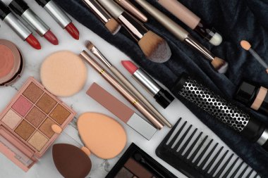 MUA makyaj aletleri, fırçalar boyama için, gözler ve kaşlar için, pudralama, fosforlu kalem, lekeleme, bulanıklaştırma için altın gül seti. Profesyonel kozmetik reklamı için uygun.