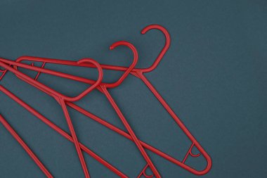 Boş elbise askısı, çok renkli elbise askıları. Dükkan ve gardırop kırmızı aksesuarlar. Modaya uygun parlak alışveriş konsepti