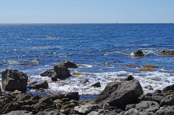 海面岩石的抽象背景 水面有水花和气泡 夏天的旅行心情 — 图库照片