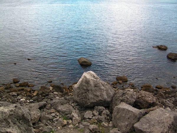 Rivage Rocheux Mer Avec Vagues Ondulées Légères Surface Eau Heure — Photo