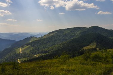 Yüksek dağlar, kayalar, taşlar. Dağ panoramik manzarası, bulutlar ve mavi gökyüzü. Turizm, seyahat, yeni deneyimler