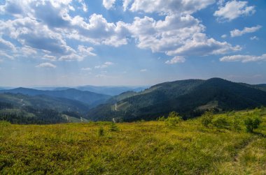 Yüksek dağlar, kayalar, taşlar. Dağ panoramik manzarası, bulutlar ve mavi gökyüzü. Turizm, seyahat, yeni deneyimler