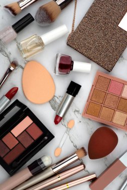 MUA makyaj malzemeleri beyaz mermer üzerinde, fırçalar boyama için, gözler ve kaşlar için, pudralama, fosforlu kalem, lekeleme, bulanıklaştırma için altın gül seti. Profesyonel kozmetik reklamı için uygun