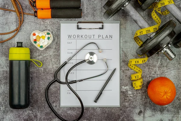 Sağlıklı yaşam tarzı güçlü kaldırma konsepti tutuş ile demir olimpiyat ağırlık plakalarını beton zemine fırlattı. Çalışma planı sekmesi olan klip tahtası.