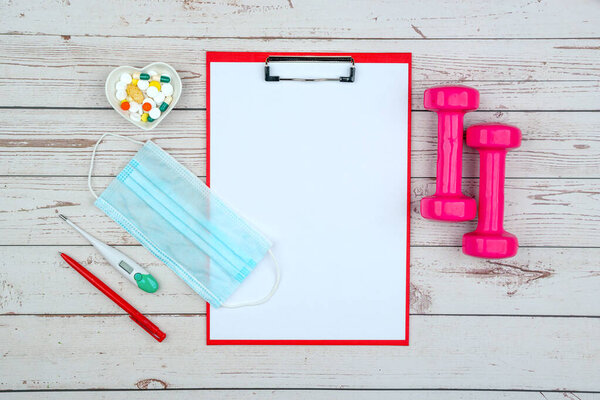 Концепция здорового образа жизни тренировки с учебным оборудованием. Идея о том, как достичь гармонии и долголетия, занимаясь спортом во время пандемии. Пустой планшет для макета.