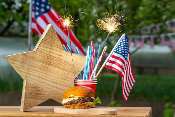 Burger Bar Párty Vlasteneckým Motivem Července Den Nezávislosti Vlastenecké Symboly — Stock fotografie