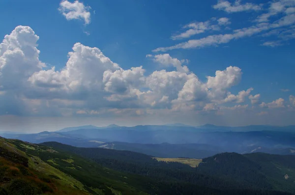 Vysoké Hory Skály Kameny Horská Panoramatická Krajina Mraky Modrou Oblohou — Stock fotografie