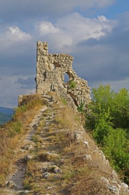 Kırım 'ın güneybatısında Trebizond Kırım İmparatorluğu' ndaki Theodoro-Mangup Prensliği 'nin kalıntıları. Şehir simgeleriyle dolu dağ manzarası. Kırık taş duvar dokuları