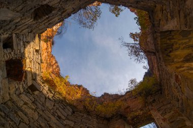 Eski yıkılmış binalar. İlgi alanları. Taş duvar dokuları