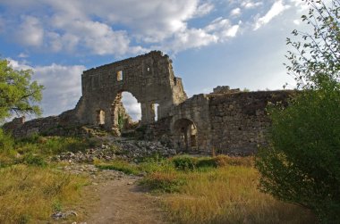 Kırım 'ın güneybatısında Trebizond Kırım İmparatorluğu' ndaki Theodoro-Mangup Prensliği 'nin kalıntıları. Şehir simgeleriyle dolu dağ manzarası. Kırık taş duvar dokuları