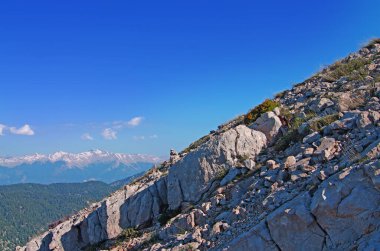 Yüksek dağlar, kayalar, taşlar. Dağ panoramik manzarası, bulutlar ve mavi gökyüzü. Turizm, seyahat, yeni deneyimler