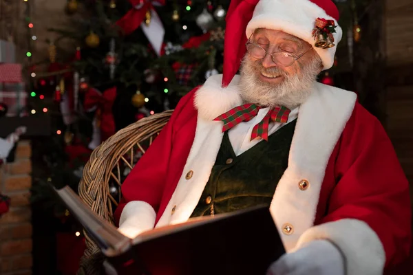 Papai Noel Lendo Livro Perto Lareira Árvore Natal Interior Festivo — Fotografia de Stock
