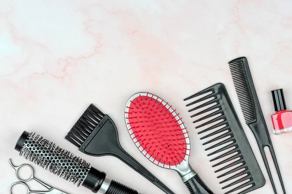 Kuaför aletleri, kuaför aletleri berber dükkanında kuaförlük ve sakal bakımı, rutin güzellik konsepti. Metin için boş alan. Berber aleti. Boşluğu kopyala.