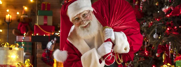 Papai Noel Com Uma Bolsa Com Presentes Perto Lareira Árvore — Fotografia de Stock